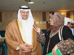 د علي العبيدي متحدثا الى الزميلة هناء السيد﻿