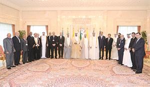 صاحب السمو الامير الشيخ صباح الاحمد وسمو ولي العهد الشيخ نواف الاحمد يتوسطان دمحمد الهاشل ومحافظي المصارف المركزية ومؤسسات النقد العربية