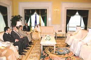 سمو ولي العهد الشيخ نواف الاحمد مستقبلا كارلوس بيرالتا
