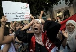 شابة اغتصبها شرطيان تمثل امام القضاء التونسي بتهمة "التجاهر عمدا بفعل فاحش"