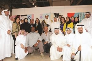 صورة تذكارية مع مجموعة من المشاركين﻿