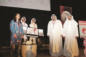 ددشتي ودنايف الحجرف يتسلمان درع تكريم سمو رئيس مجلس الوزراء الشيخ جابر المبارك من علي الابراهيم هاني عبدالله