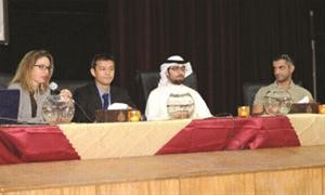 داميرة الحسن متحدثة خلال الندوة﻿