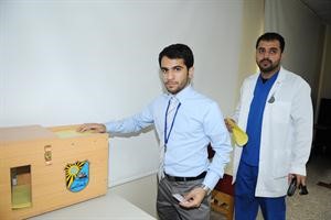 طالب يدلي بصوته﻿