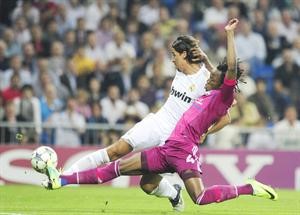 صراع على الكرة بين لاعب ريال مدريد سامي خضيرة ومدافع ليون في لقاء سابق
