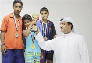 خالد الفودري يسلم الكاس لاحد الفائزين﻿