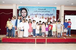 الشيخ مبارك العبدالله واللواء فهد الفهد وخالد الفودري يتوسطون بعض المتفوقين﻿