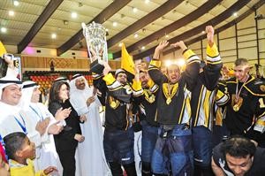 لاعبو القادسية فرحون بلقب الدوري بحضور دحمود فليطح وماشواق المضف	اسامة ابوعطية﻿
