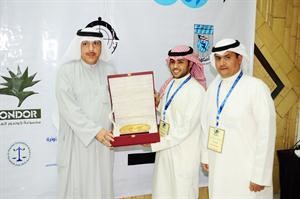 الشيخ نواف الحمد المبارك يقدم درعا لحسن ابو الحسن بحضور محسن المعصب﻿