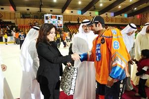 هداف الدوري مشعل العجمي يتسلم جائزته من ماشواق المضف﻿