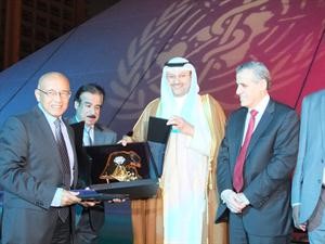 دعلي العبيدي يسلم الجائزة الى دمحمد ابراهيم 	ناصر عبدالسيد﻿