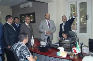 دعلي العبيدي ودرشيد الحمد خلال تفقدهما مكتب فحص العمالة بالقاهرة 	ناصر عبد السيد﻿