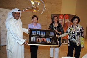 الصور التي التقطت لبرج الحمراء تقدمها المريضة المتعافية لادارته بحضور ليلى الغانم ودلبيبة تميم قاسم باشا﻿