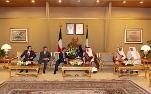 سمو رئيس الوزراء الشيخ جابر المبارك خلال لقائه كارلوس بيرالتا﻿