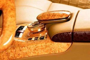 يطلي سيارته بالذهب ويبطنها بجلد تمساح! 