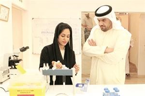 حسين الجسمي اثناء زيارته جمعية الامارات للامراض الجينية
