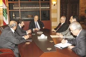 رئيس الحكومة نجيب ميقاتي مستقبلا وفدا وزاريا في السراي الحكومي امس	محمود الطويل﻿
