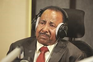 شيخ المعلقين خالد الحربان تدمع عيناه خلال استماعه للمداخلات﻿