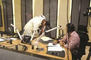 طلال الياقوت يطبع قبلة على راس الضيف الكبير	هاني الشمري﻿