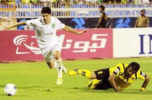 لاعب الاهلي دييغو موراليس يمر من مدافع سيباهان حسن اشجاري	افپ﻿