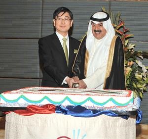 خالد الجارالله يشارك السفير الكوري قطع كعكة الاحتفال