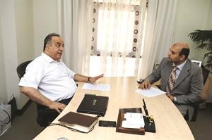 صلاح العوضي متحدثا للزميل احمد يوسف
