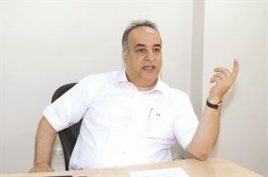 صلاح العوضيمستعرضا احوال قطاع الاتصالات بالكويت قاسم باشا
