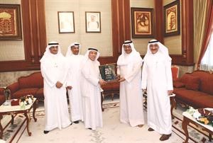 سمو رئيس الوزراء الشيخ جابر المبارك يتسلم الكتاب من فريق الشركة الكويتية للاكتشافات البترولية﻿