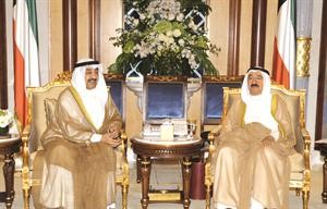 صاحب السمو الامير الشيخ صباح الاحمد مستقبلا جاسم الخرافي﻿