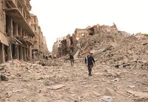 الدمار الذي خلفته التفجيرات التي هزت ساحة سعدالله الجابري في مركز مدينة حلب رويترز