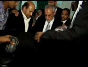 بالفيديو : بعد احمد عز .. مواطن مصري ينحني ليلبس مرشد الاخوان حذائه