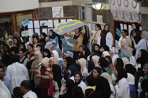 الطالبات يحتفلن بالفوز﻿