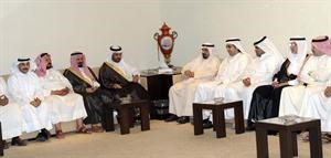الشيخ خليفة علي الخليفة مستقبلا ابناء قبيلة مطير