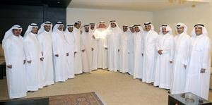 الشيخ خليفة متوسطا شبابا من قبيلة مطير