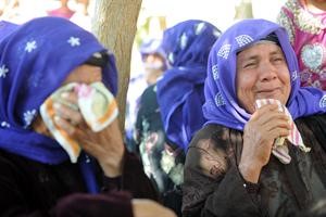 نساء من بلدة اكاكال التركية يبكين الضحايا الذين سقطوا بفعل القصف السوري افپ