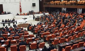 اعضاء البرلمان التركي خلال التصويت على مشروع يمنحالحكومة حق شن عمليات عسكرية في سورية رويترز