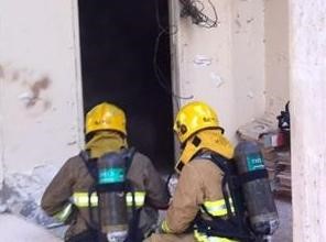 رجلا اطفاء يتعاملان مع حريق غرفة الكهرباء﻿