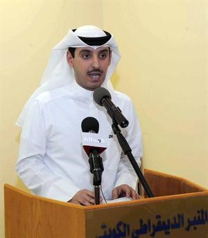 صالح الملا اثناء كلمته في ندوة المنيس اول من امس