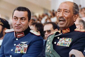 الرئيس المصري الراحل انور السادات والرئيس المصري السابق حسني مبارك
