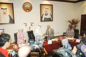 دنايف الحجرف ومعبدالله الشرهان يتبادلان اتفاق التعاون بين وزارة التربية ومركز تقويم وتعليم الطفل﻿