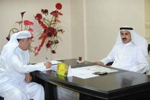 سعد العازمي متحدثا للزميل فرج ناصر هاني العبدالله
