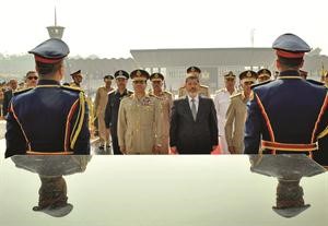 الرئيس المصري دمحمد مرسي يقف امام النصب التذكاري للجندي المجهول في ذكرى احتفالات حرب اكتوبر امس الاولاپ