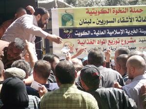 جانب من توزيع المساعدات على اللاجئين السوريين من جانب الهيئة الخيرية الاسلامية العالمية