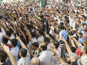 متظاهرون ضد النظام السوري في مدينة الحولة بحمص امس رويترز