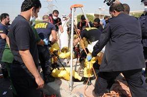 احد رجال الاطفاء يستعد للنزول الى المنهول لانقاذ الوافدين ﻿