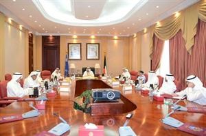 الشيخ احمد الحمود يتراس اجتماعا سابقا لمناقشة تسهيلات تقدم لغير محددي الجنسية ﻿