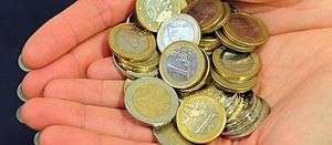 بالفيديو والصور.. امرأه ألمانية توقفت عن استخدام النقود منذ 15 عاما