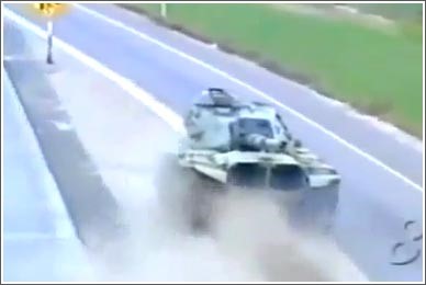 بالفيديو.. مطاردة مثيرة بين شرطة كاليفورنيا و دبابة !