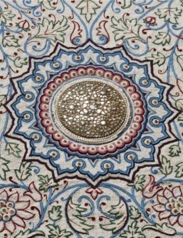 بالصور سجادة بارودا.. صنعت من النفائس على يد مهراجا هندي لتغطي قبر الرسول الأكرم منذ أكثر من 100 عام