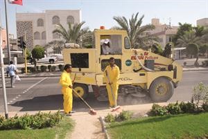 وجهود لتنظيف الطرق والارصفة
